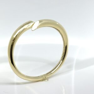 Women bracelet blends sophistication and simplicity into one eye-catching piece.