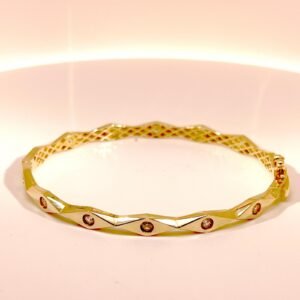 women bracelet is made from 14-carat gold with a Impressive design