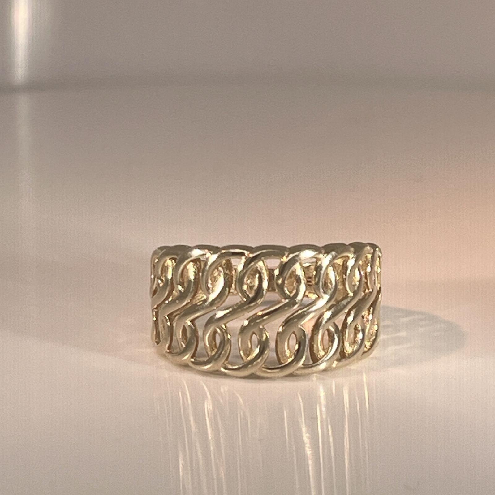 Women gold ring 14k have a interwoven design