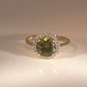 women ring have a green gemstone