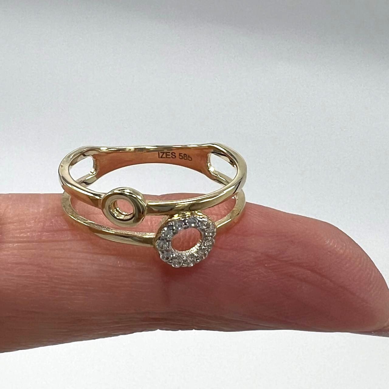 14K Yellow Gold Ring with a unique and beautiful design, elegant and refined. - Image 2