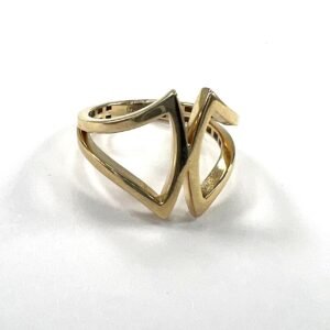 14K yellow gold ring with a delicate and elegant design size 7.5
