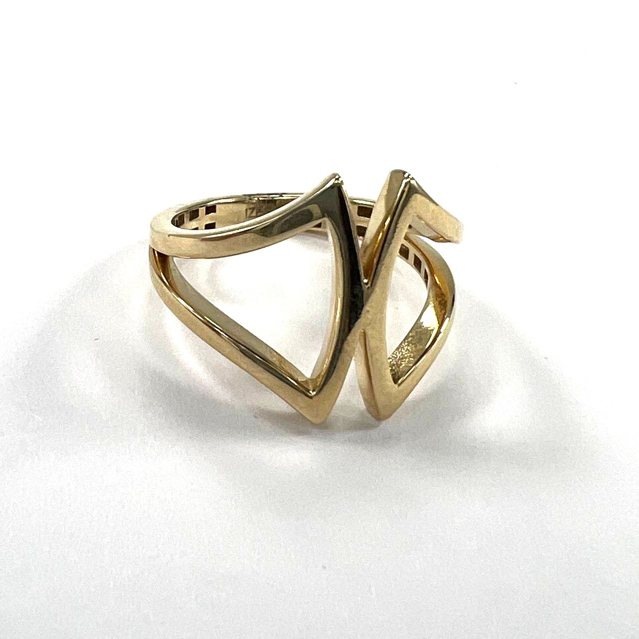 14K yellow gold ring with a delicate and elegant design size 7.5
