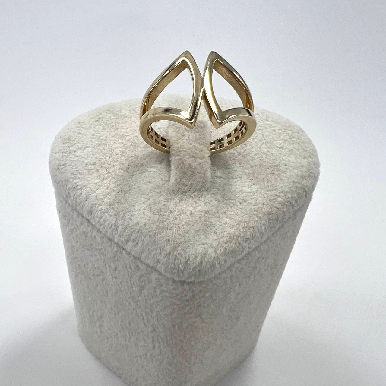 14K yellow gold ring with a delicate and elegant design size 7.5 - Image 6