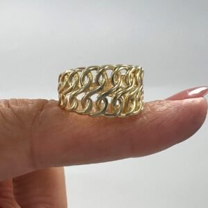 Stylish 14K yellow gold ring with a beautiful and elegant design size 7
